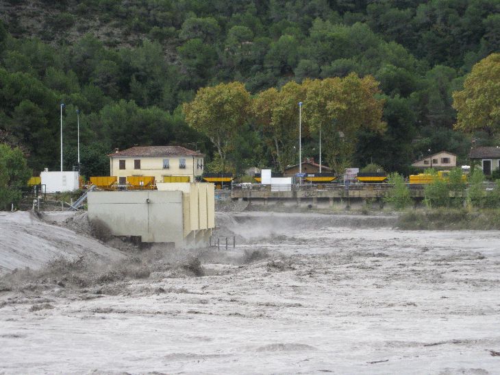 05/11/2011: la crue du Var : Barrage à Carros (La centrale électrique positionnée sur le barrage. Au fond, en rive gauche, le chemin de halage est transformé en torrent.) -ducros.d.azur.free.fr
